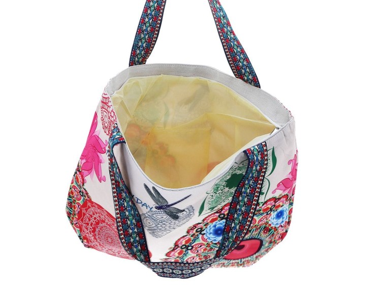 Duża torba zapinana na zamek Mandala i ważka wewnątrz ma jasną podszewkę