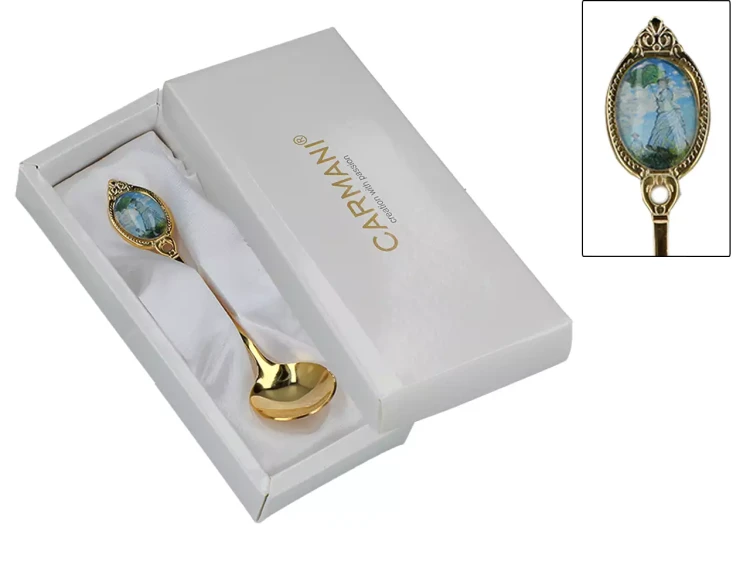 Łyżeczka do cukru pozłacana Claude Monet Kobieta z parasolem.webp