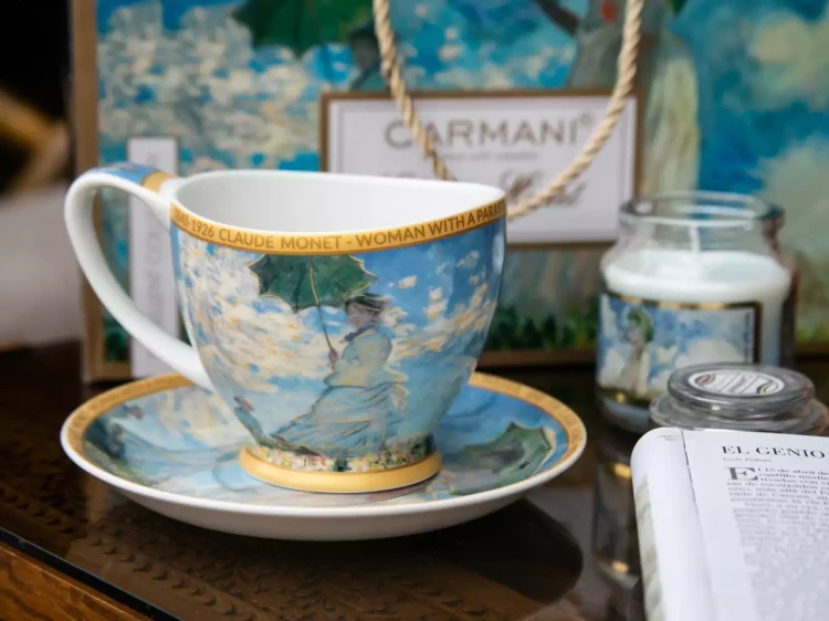 Filiżanka vanessa Claude Monet Kobieta z parasolem stojąca na stole