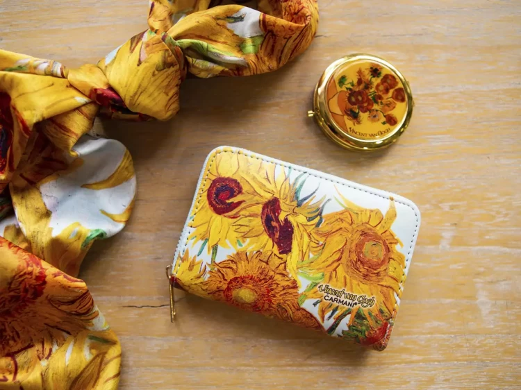 Portfel na zamek Vincent van Gogh Słoneczniki aranżacja na stole.webp