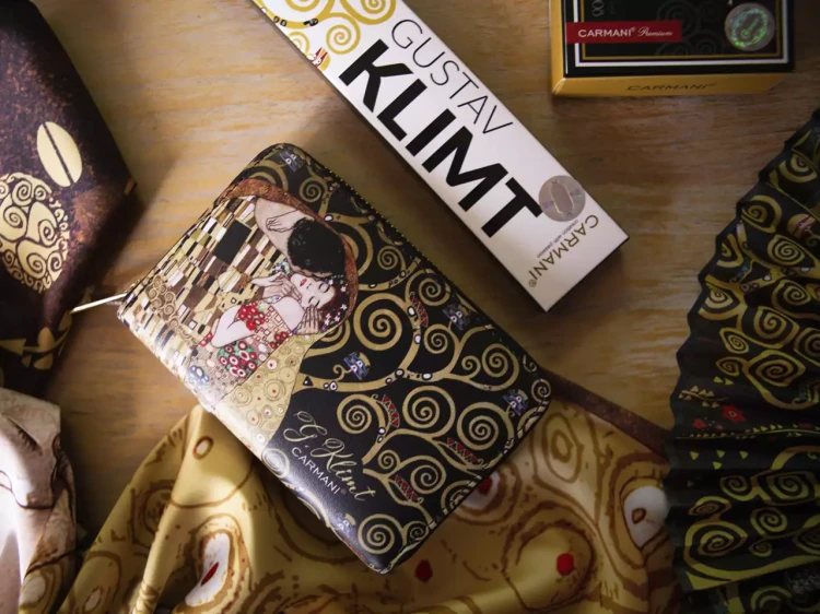 Portfel na zamek Gustav Klimt Pocałunek aranżacja na stole.webp