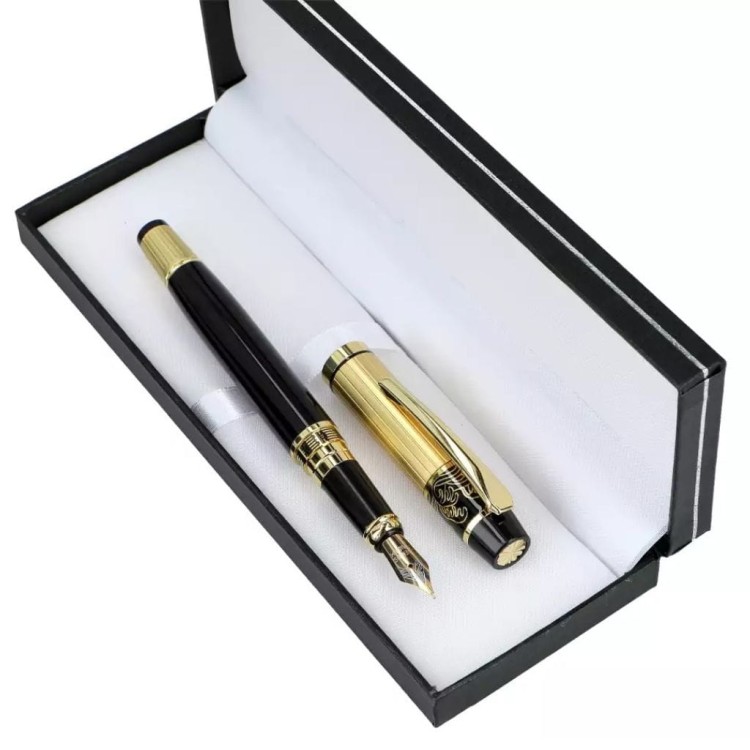 Czarno-złote pióro wieczne w etui otwarte