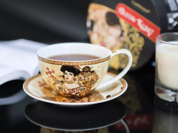 Filiżanka 340 ml Gustav Klimt Adele stojąca na stole