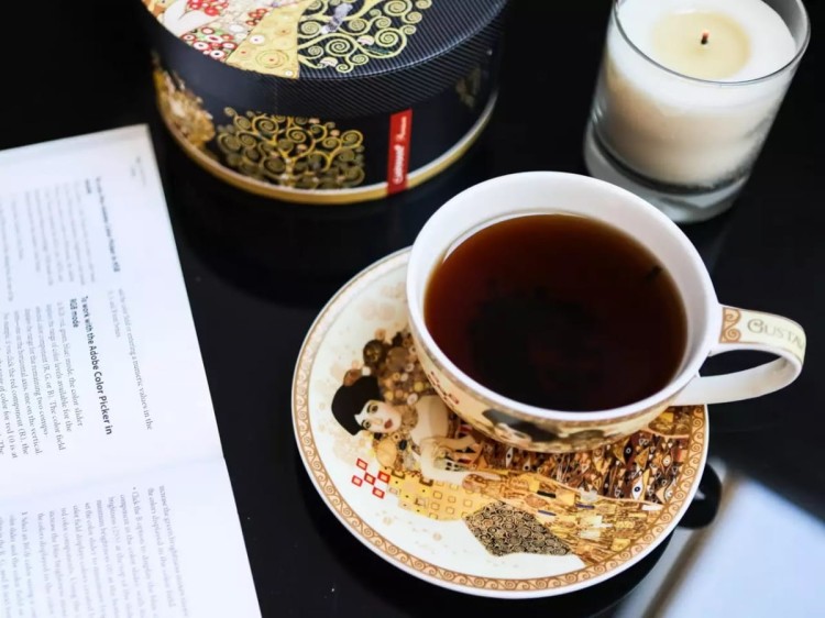 Filiżanka 340 ml Gustav Klimt Adele napełniona kawą