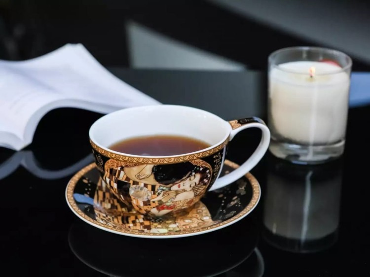 Filiżanka 340 ml Gustav Klimt Pocałunek na stole z kawą