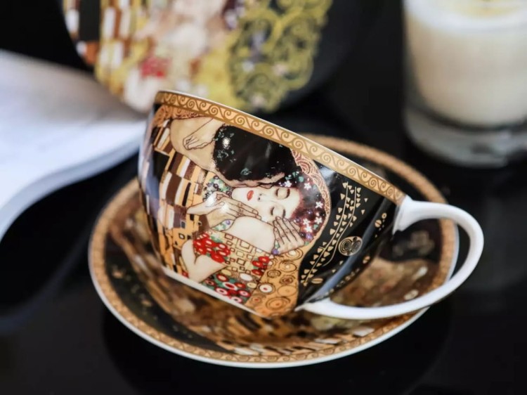 Filiżanka 340 ml Gustav Klimt Pocałunek na stole