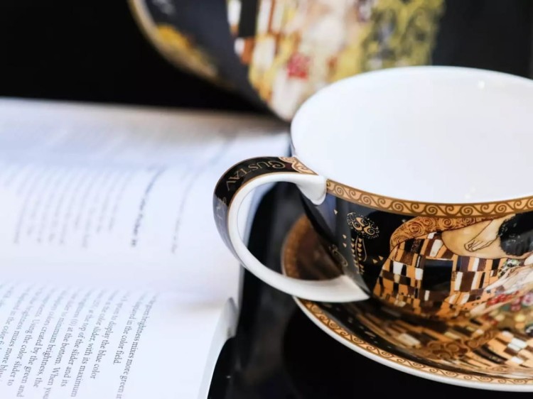 Filiżanka 340 ml Gustav Klimt Pocałunek na stole