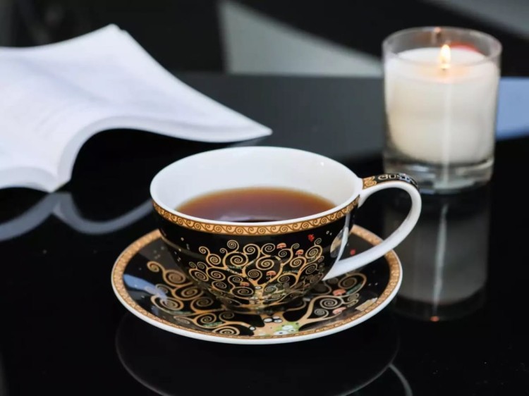 Filiżanka 340 ml Gustav Klimt Drzewo życia stojąca na stole