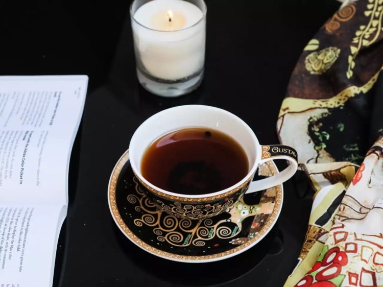 Filiżanka 340 ml Gustav Klimt Drzewo życia napełniona kawą