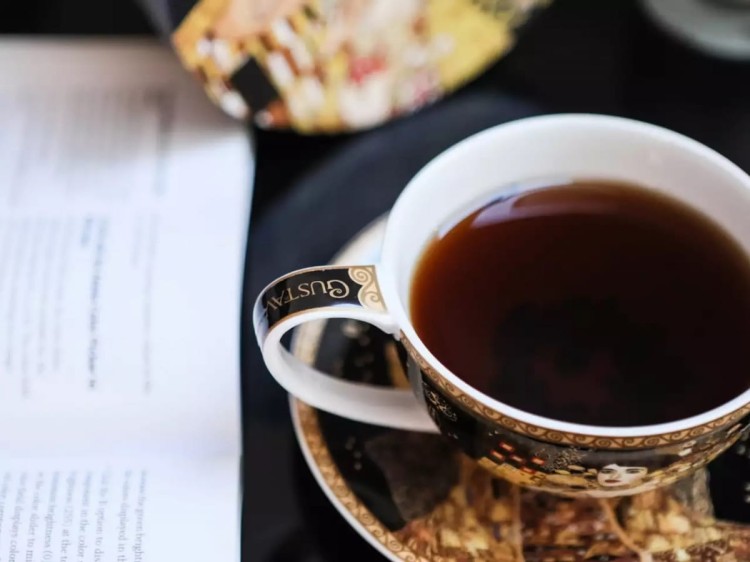 Filiżanka 340 ml Gustav Klimt Adele napełniona kawą