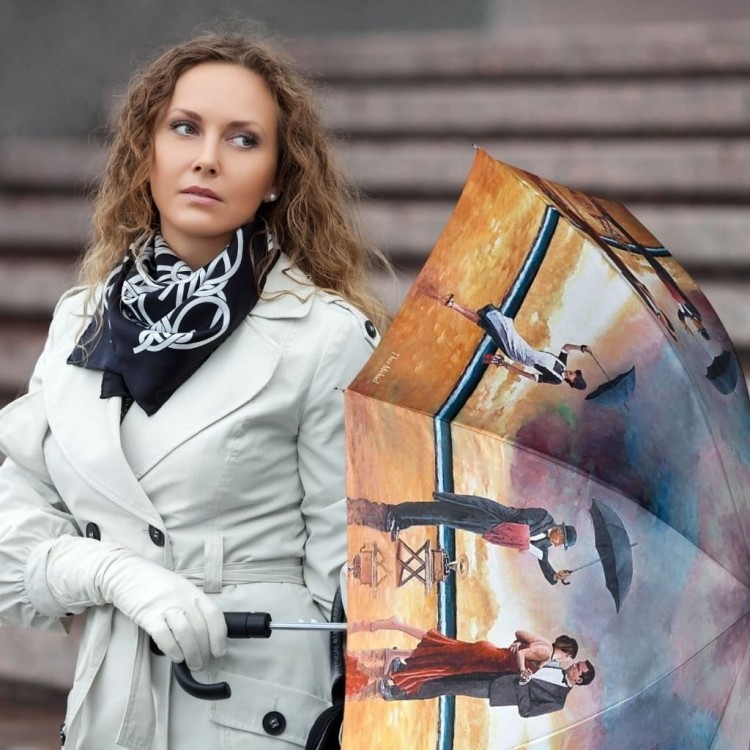 Parasol długi Von Lilienfeld Singing Butler by Theo Michael - modelka z rozłożonym parasolem