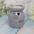 Ceramiczny kominek zapachowy Family stojący na drewnianym stole
